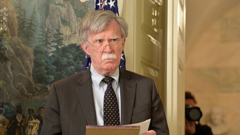 El asesor de Seguridad Nacional John Bolton escucha las declaraciones del presidente de  Estados Unidos Donald Trump en la Casa Blanca, el 13 de abril de 2018, en Washington, DC. (Mike Theiler - Pool/Getty Images)