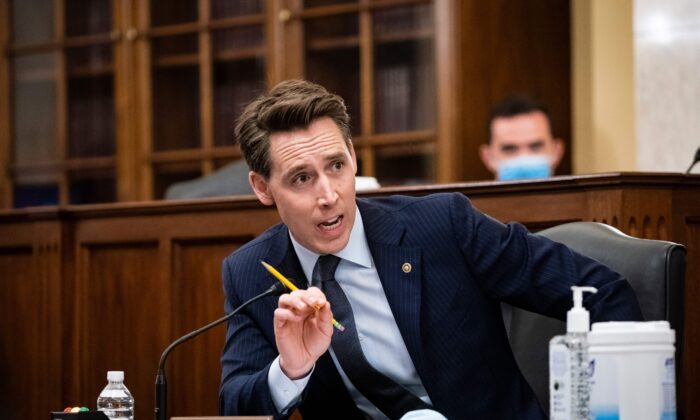 El Senador Josh Hawley (R-Mo.) habla durante las Audiencias del Senado sobre Pequeños Negocios y Empresas para examinar la aplicación del Título I de la Ley CARES en el Capitolio en Washington el 10 de junio de 2020. (Al Drago/AFP/Getty Images)