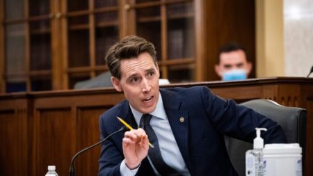 Senador Hawley critica a la NBA por no tomar una posición sobre China