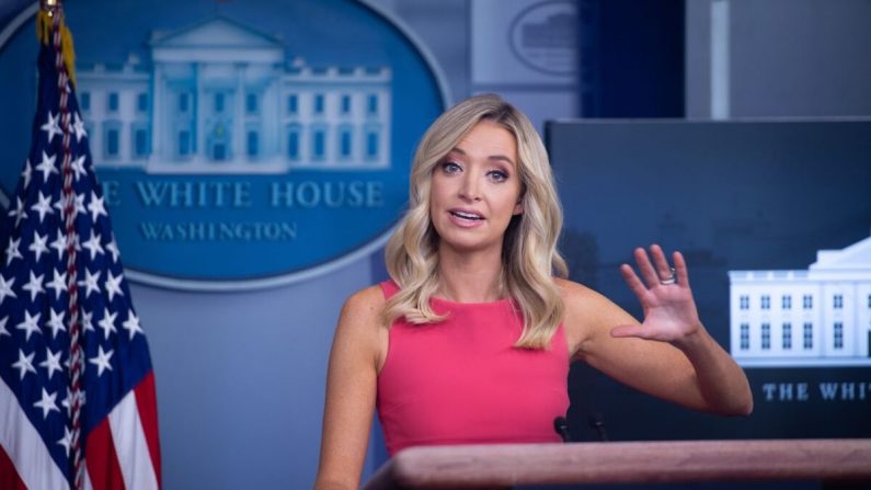 La secretaria de prensa de la Casa Blanca, Kayleigh McEnany, realiza una conferencia de prensa en la Casa Blanca en Washington, el 8 de junio de 2020. (Saul Loeb/AFP a través de Getty Images)