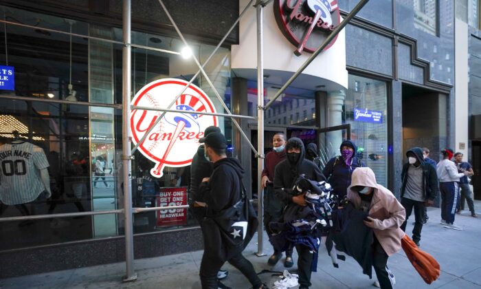 Alborotadores saquean una tienda de los NY Yankees durante los disturbios por la muerte de George Floyd, en la ciudad de Nueva York, el 1 de junio de 2020. (Bryan R. Smith/AFP/Getty Images)