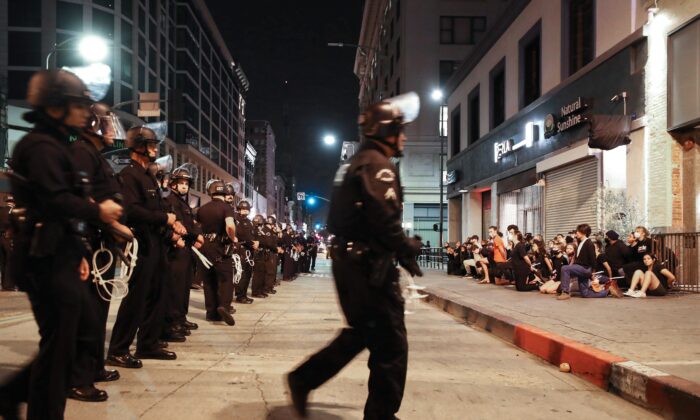 Los manifestantes son arrestados después de que el toque de queda entró en vigor durante las manifestaciones, en su mayoría pacíficas, por la muerte de George Floyd en el centro de Los Ángeles, California, el 2 de junio de 2020. (Mario Tama/Getty Images)