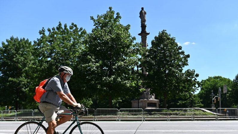 Un ciclista va en bicicleta alrededor de Columbus Circle en Nueva York, N.Y., el 12 de junio de 2020. (Angela Weiss/AFP vía Getty Images)