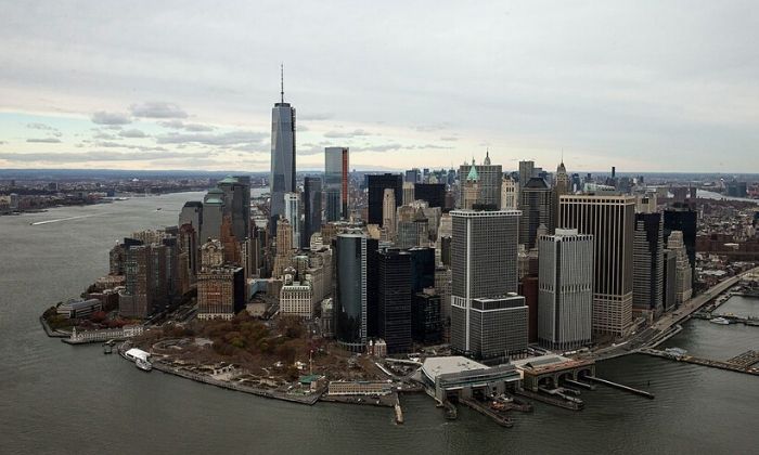 El World Trade Center se eleva sobre el bajo Manhattan el 12 de noviembre de 2013 en la ciudad de Nueva York. El edificio fue considerado como el edificio más alto de América del Norte en la actualidad; el título lo ostentaba anteriormente la Torre Willis de Chicago. (Andrew Burton/Getty Images)