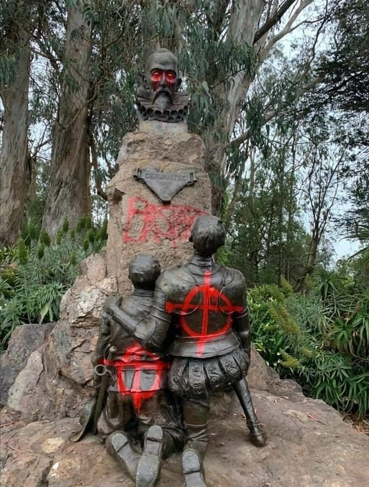 Estatua de Miguel Cervantes vandalizada luego de las protestas por George Floyd, en Golden Park de San Francisco, California, junio de 2020. (Cortesía María Herrera Mellado)