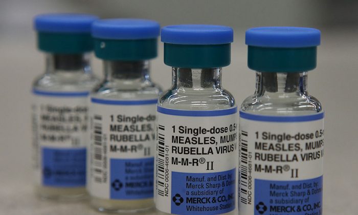 Los frascos de vacunas contra el sarampión, las paperas y la rubéola se exhiben en un mostrador de la Farmacia Walgreens en Mill Valley, California, el 26 de enero de 2015. (Justin Sullivan/Getty Images)
