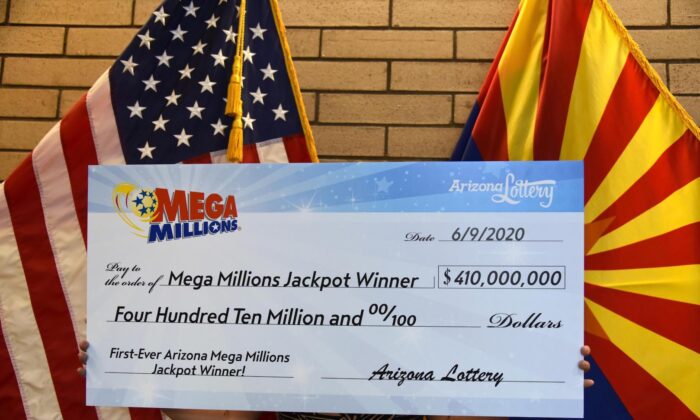 Un centavo de la suerte y los cumpleaños de la familia ayudan a una pareja de Arizona a ganar el premio mayor de 410 millones de dólares de Mega Millions. (Lotería de Arizona)