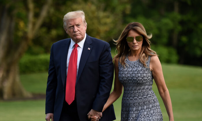 El presidente de Estados Unidos, Donald Trump, y la primera dama Melania Trump caminan por el South Lawn al regresar a la Casa Blanca en Washington el 27 de mayo de 2020. (Olivier Douliery / AFP a través de Getty Images)