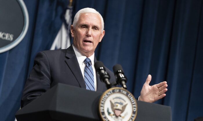 El vicepresidente Mike Pence habla tras presidir una reunión del Grupo de Trabajo sobre el Coronavirus de la Casa Blanca en el Departamento de Salud y Servicios Humanos en Washington el 26 de junio de 2020. (Joshua Roberts/Getty Images)