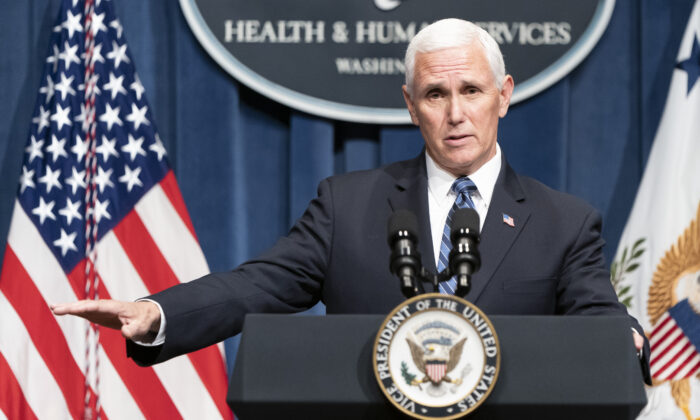 El vicepresidente Mike Pence habla después de haber presidido una reunión del Grupo de Trabajo sobre el Coronavirus de la Casa Blanca en el Departamento de Salud y Servicios Humanos en Washington el 26 de junio de 2020. (Joshua Roberts/Getty Images)