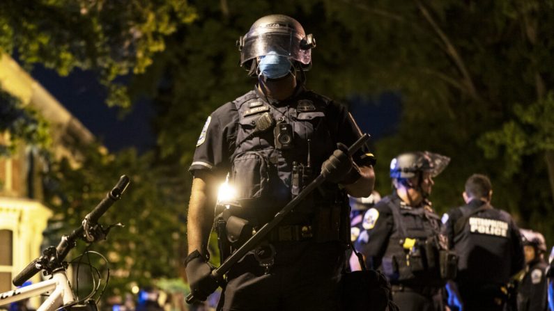Un oficial de policía metropolitano durante una manifestación en Washington el 1 de junio de 2020. (Joshua Roberts/Getty Images)