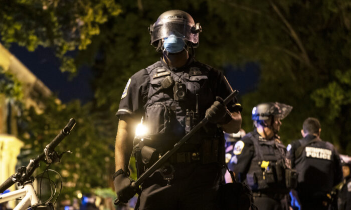 Un oficial de la policía metropolitana se prepara durante una manifestación en Washington el 1 de junio de 2020. (Joshua Roberts/Getty Images)
