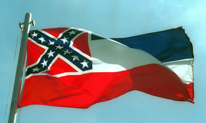 La bandera del estado de Mississippi ondea en un asta de bandera en una foto de archivo. (Bill Colgin/Getty Images)

