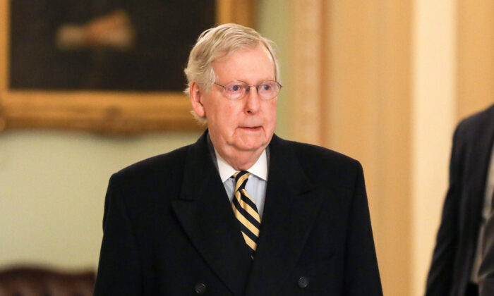 El líder de la mayoría del Senado, el senador Mitch McConnell (R-Ky.) llega al Capitolio en Washington el 27 de enero de 2020. (Charlotte Cuthbertson/The Epoch Times)

