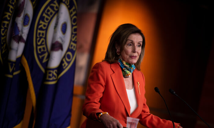 La presidenta de la Cámara de Representantes Nancy Pelosi (D-Calif.) durante una rueda de prensa semanal en el Capitol Hill de Washington, el 26 de junio de 2020. (Brendan Smialowski/AFP a través de Getty Images)