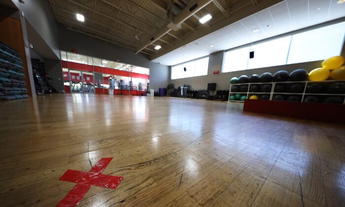 La sala de ejercicios del Gold's Gym Islip en N.Y. el 13 de mayo de 2020. (Al Bello/Getty Images)