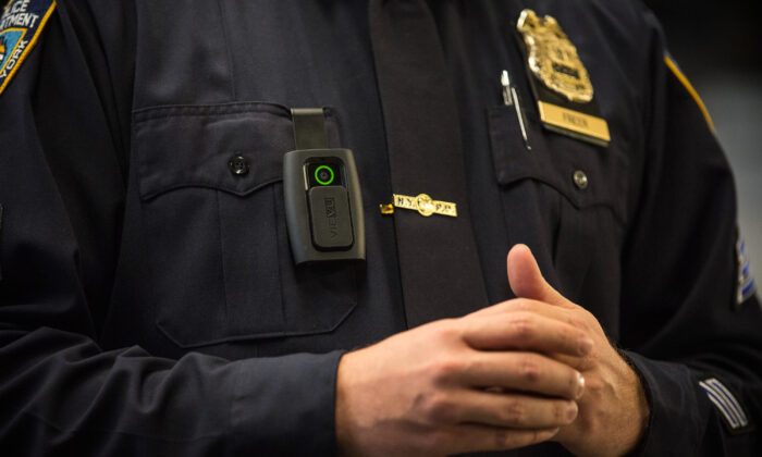 Un oficial de policía de la ciudad de Nueva York usa una cámara corporal durante una conferencia de prensa en Nueva York, Nueva York, en 2014. (Andrew Burton/Getty Images)