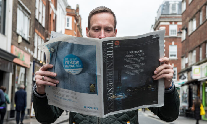 Un hombre lee la última edición impresa del periódico The Independent On Sunday, en Londres, Inglaterra, el 20 de marzo de 2016. (Chris Ratcliffe/Getty Images)
