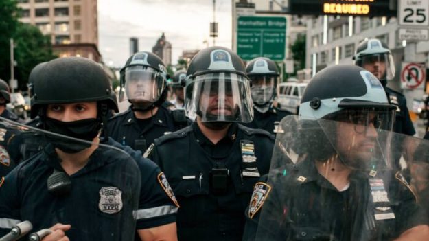 Comandante de la Policía de Nueva York renuncia en protesta a la reforma de la policía