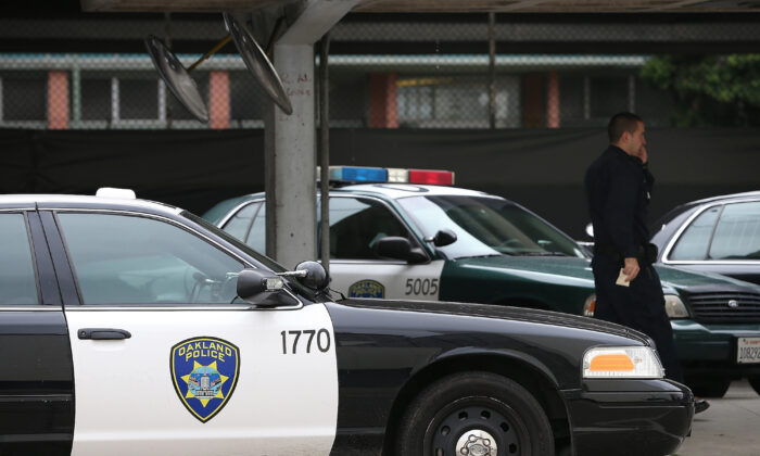 En una foto de archivo, un oficial de policía camina por patrullas en la sede de la policía de Oakland, en Oakland, California, el 6 de diciembre de 2012. (Justin Sullivan/Getty Images)