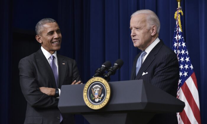 El entonces vicepresidente Joe Biden, a la derecha, habla, y es observado por el entonces presidente Barack Obama durante una ceremonia de firma junto a la Casa Blanca el 13 de diciembre de 2016. (Mandel Ngan/AFP vía Getty Images)