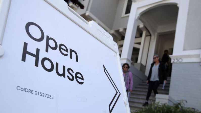 Los agentes inmobiliarios dejan una casa en venta durante una jornada de puertas abiertas en San Francisco, California, el 16 de abril de 2019. (Justin Sullivan/Getty Images)