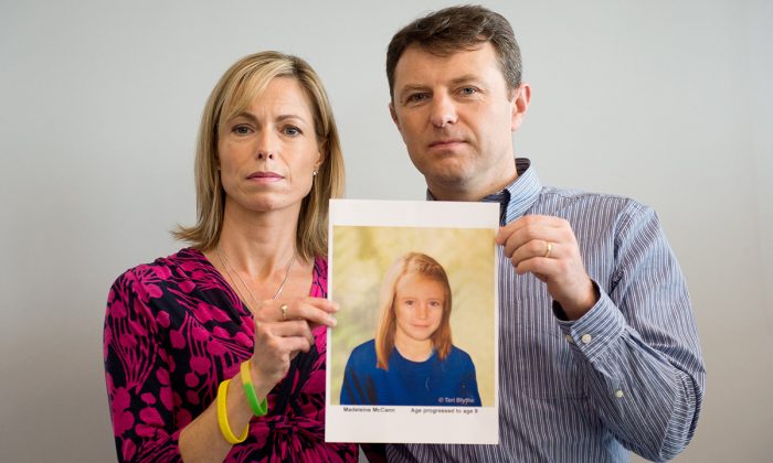 Los padres de la niña desaparecida Madeleine McCann, Kate (izquierda) y Gerry McCann (derecha) posan con la impresión de un artista de cómo podría ser su hija ahora, a la edad de nueve años, antes de una conferencia de prensa en el centro de Londres el 2 de mayo de 2012. (Leon Neal/AFP/Getty Images)