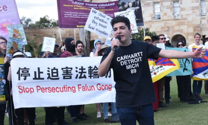 Drew Pavlou hablando en un mitin de derechos humanos en la Universidad de Queensland en Brisbane, Australia, el 31 de julio de 2019 (Faye Yang / The Epoch Times)
