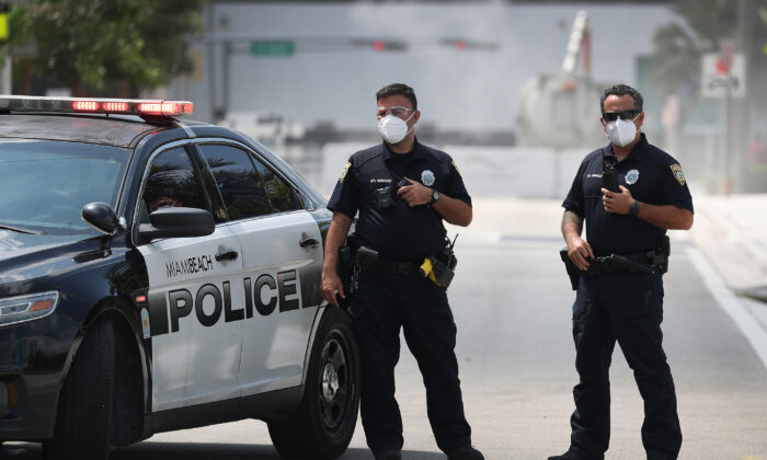En la imagen, agentes de policía de Miami Beach, Florida, foto tomada el 8 de abril de 2020. (Joe Raedle/Getty Images)