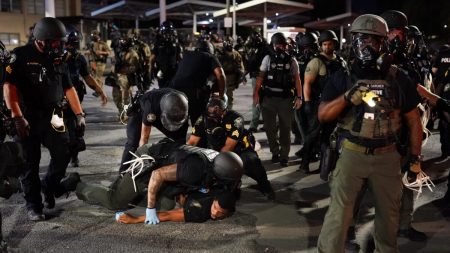 Emiten 6 órdenes de arresto a oficiales de policía por uso de fuerza excesiva en Atlanta