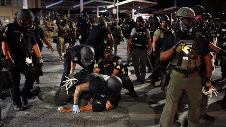 La policía detuvo a un manifestante durante una protesta en Atlanta, Georgia, el 30 de mayo de 2020. (Elijah Nouvelage/Getty Images)