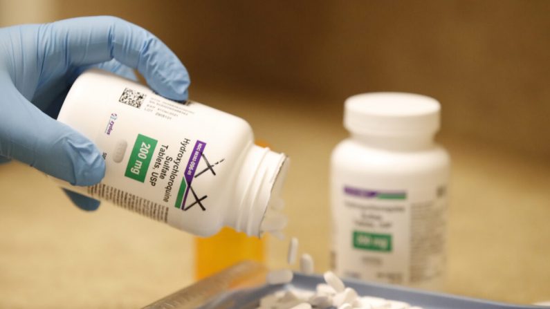 Un técnico farmacéutico vierte píldoras de hidroxicloroquina en una farmacia de Provo, Utah. (George Frey/Archivo/AFP vía Getty Images)