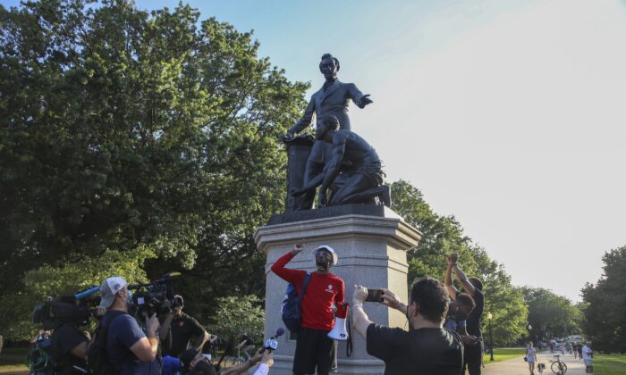 Los manifestantes se reúnen en Lincoln Park para exigir que se retire el Monumento a la Emancipación en Washington el 23 de junio de 2020. (Tasos Katopodis / Getty Images)