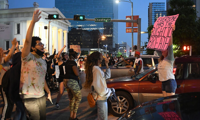 Los manifestantes se reúnen mientras marchan por las calles de St. Louis, Mo., el 29 de mayo de 2020. (Michael B. Thomas/Getty Images)