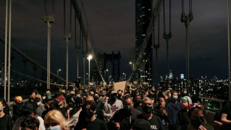 Manifestantes salen del puente de Manhattan después de ser detenidos por la policía durante horas durante un toque de queda en la ciudad de Nueva York el 2 de junio de 2020. (Scott Heins / Getty Images)