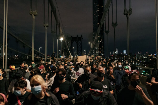 Centenares de manifestantes en el Puente de Manhattan, en Nueva York, el 2 de junio de 2020. (Scott Heins/Getty Images)