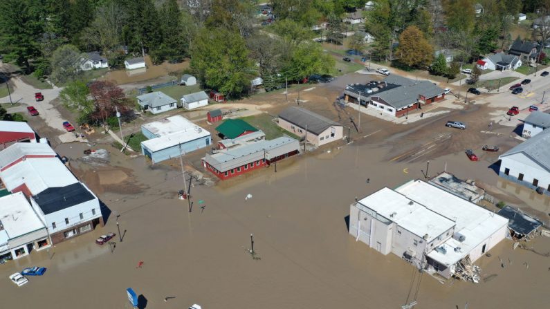  Vista aérea de la calle principal que se inunda después de que el agua del río Tittabawassee rompiera una presa cercana el 20 de mayo de 2020 en Sanford, Michigan.  (Gregory Shamus/Getty Images)