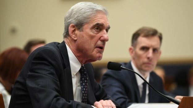 DOJ sopesa publicar una versión del informe Mueller con más información desclasificada