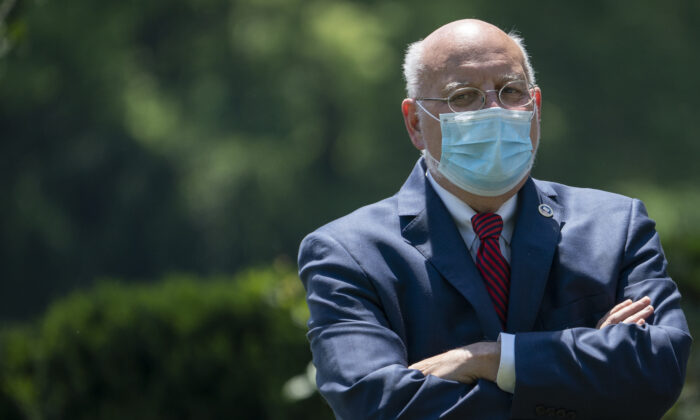 El Dr. Robert Redfield, director de los Centros para el Control y la Prevención de Enfermedades (CDC), de Estados Unidos, asiste a un evento sobre el desarrollo de la vacuna contra el virus del PCCh en el Jardín de Rosas de la Casa Blanca, en Washington, el 15 de mayo de 2020. (Drew Angerer/Getty Images)