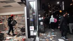 Alborotadores golpean a mujer que intentaba proteger una tienda en Nueva York