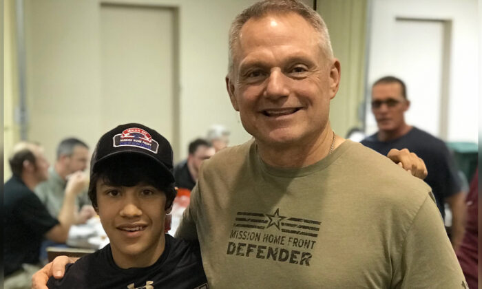 John Smithbaker con su amigo de campo Justin después de hablar con un grupo de hombres en una iglesia en Mississippi.