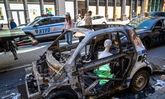 Un maniquí aparece en un vehículo policial quemado en el barrio del Soho de Manhattan en la ciudad de Nueva York el 1 de junio de 2020. (John Moore/Getty Images)