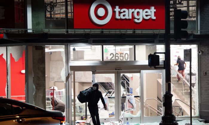 Un saqueador roba una tienda Target en Oakland, California el 30 de mayo de  2020. Tres miembros de Antifa fueron arrestados por  participar de un saqueo en  una tienda Target en Texas el 31 de mayo de 2020. (Josh Edelson/AFP via Getty Images)