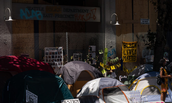 Las tiendas se ubican en las afueras del Departamento de Policía de Seattle, en el área conocida como Protesta Organizada de Capitol Hill (CHOP) en Seattle, Washington, el 25 de junio de 2020. (David Ryder/Getty Images)
