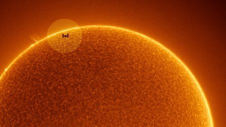 NASA revela una impresionante foto de la Estación Espacial Internacional pasando frente al Sol