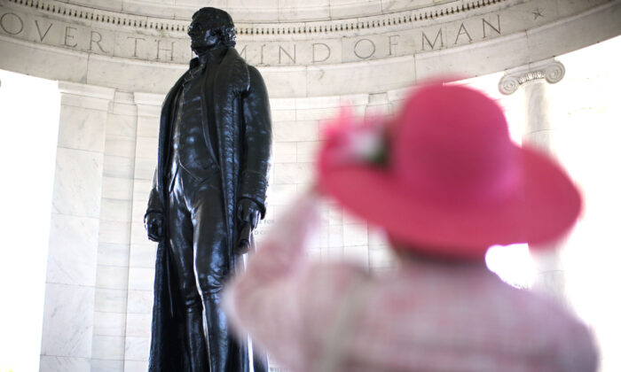 Bertrand L. Taylor III, miembro del gabinete de Monticello de la Fundación Thomas Jefferson, toma fotografías de la estatua de Thomas Jefferson después de la 69ª Ceremonia Anual en Memoria de Jefferson el 13 de abril de 2012 en el Thomas Jefferson Memorial en Washington. (Alex Wong/Getty Images)
