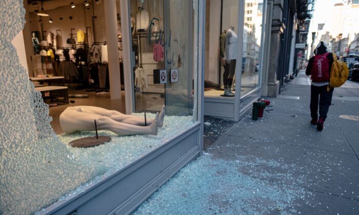 Una tienda saqueada y destruida se ve después de una noche de disturbios en el Bajo Manhattan en la ciudad de Nueva York el 1 de junio de 2020. (Johannes Eisele/AFP vía Getty Images)
