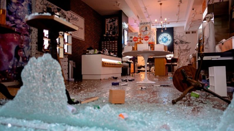 Una tienda saqueada y destruida se ve después de una noche de disturbios por la muerte del afroamericano George Floyd en Minneapolis el 1 de junio de 2020 en el Bajo Manhattan de la ciudad de Nueva York. (JOHANNES EISELE/AFP vía Getty Images)