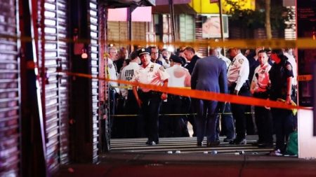 Hombre que atacó a oficiales de policía en Nueva York gritó «Allahu Akbar»: Departamento de Policía