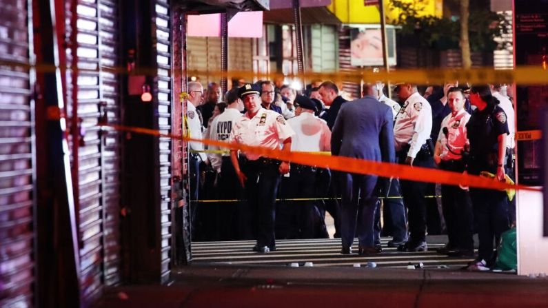 La policía se reúne en el lugar donde dos policías de la ciudad de Nueva York fueron baleados en un enfrentamiento en la noche del miércoles en Brooklyn el 03 de junio de 2020 en la ciudad de Nueva York (EE.UU.). (Spencer Platt/Getty Images)